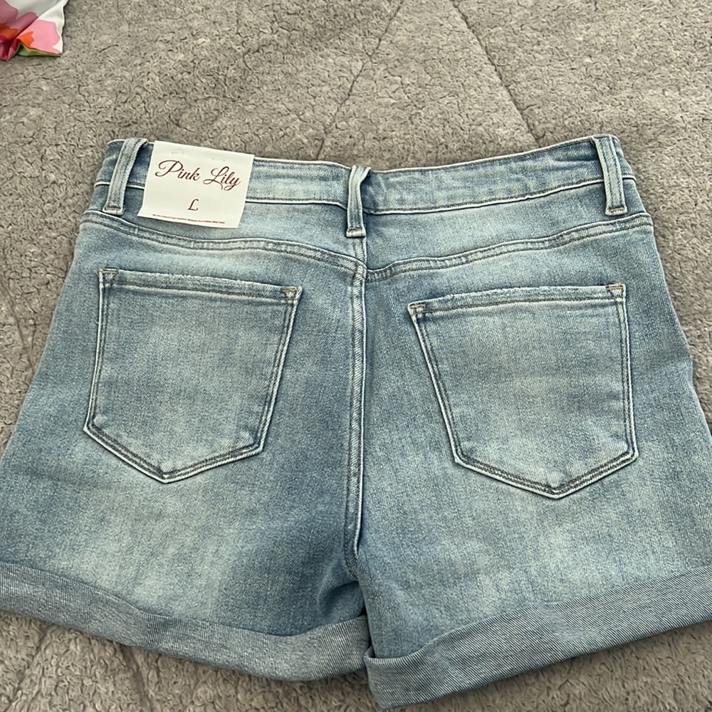 NWT PINKLILY RIVERA DAYDREAM LIGHT WASH BUTTON FLY ROLLED HEM JEAN SHORTS - Picture 6 of 7